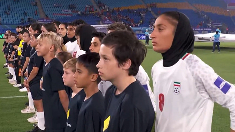 Milli marş okumayan İran Kadın Milli Futbol Takımına vatan haini suçlaması FIFPRO ve Reza Pahlaviden güvenlik çağrısı