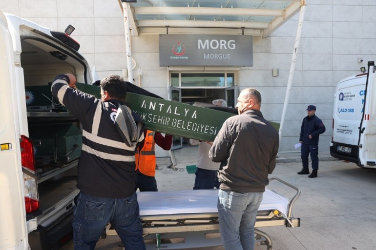 Antalya açıklarında göçmenleri taşıyan bot, Sahil Güvenlik botuna çarptı: 14 can kaybı