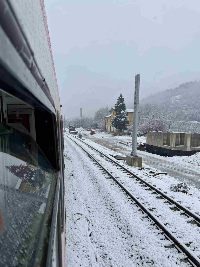 Tablo gibi manzaralar eşliğinde, rayların götürdüğü yere gidelim
