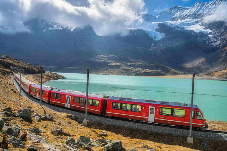 Tablo gibi manzaralar eşliğinde, rayların götürdüğü yere gidelim