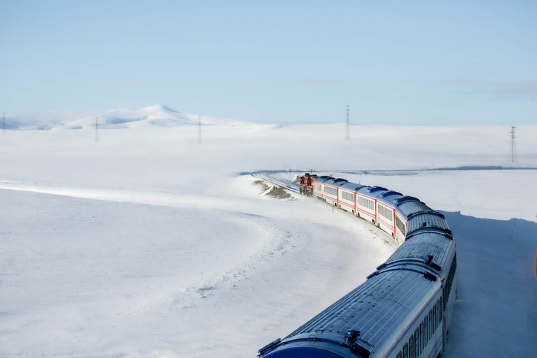 Tablo gibi manzaralar eşliğinde, rayların götürdüğü yere gidelim