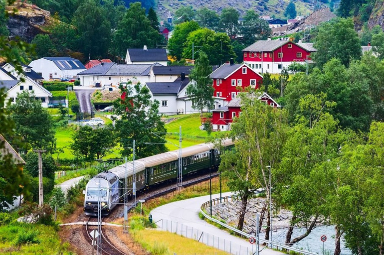 Tablo gibi manzaralar eşliğinde, rayların götürdüğü yere gidelim