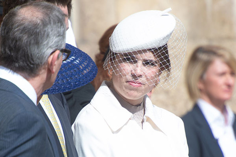 Babalarının suçlarının bedelini kızları ödüyor… Utanç içindeki aile prenseslerini gözden çıkardı