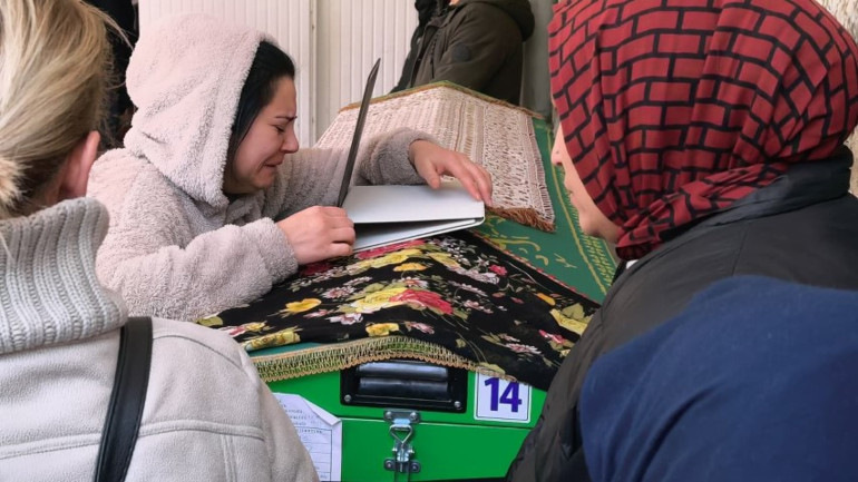 Anne, tabuta sarılıp gözyaşlarına boğuldu