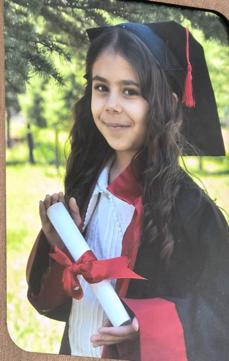 Anne, tabuta sarılıp gözyaşlarına boğuldu