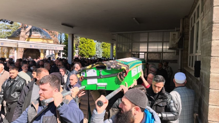 Anne, tabuta sarılıp gözyaşlarına boğuldu