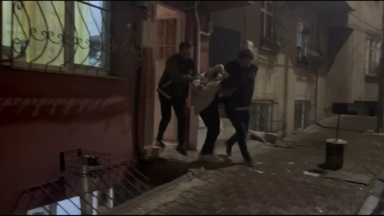 Kadıköyde dehşet Merdivenle eve girdiler, evdekilerin ellerini ve ayaklarını bağlayıp altınları çaldılar