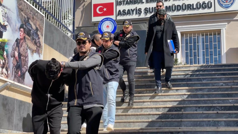 Kadıköyde dehşet Merdivenle eve girdiler, evdekilerin ellerini ve ayaklarını bağlayıp altınları çaldılar