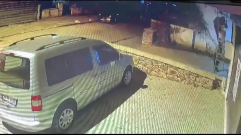 Kadıköyde dehşet Merdivenle eve girdiler, evdekilerin ellerini ve ayaklarını bağlayıp altınları çaldılar