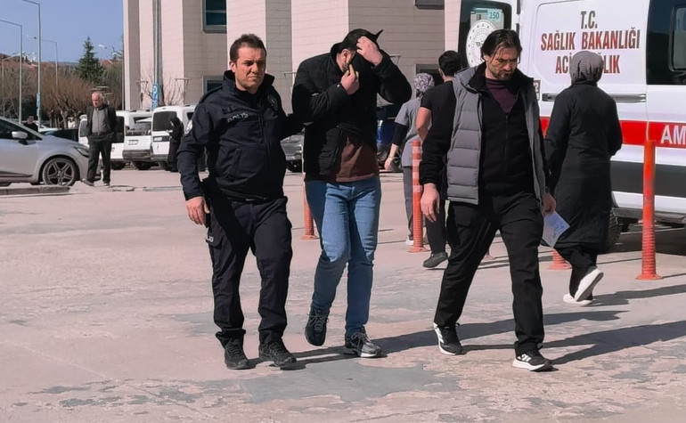 El freni çekilmeyen araç küçük Öyküyü hayattan kopardı: Anne, tabuta sarılıp gözyaşlarına boğuldu