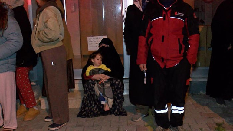 Ümraniyede 5 katlı binada yangın: Binada oturanlar tahliye edildi