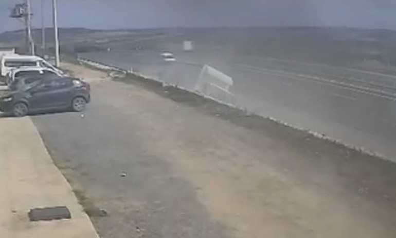 Çatalcada feci kaza: Direksiyon hakimiyetini kaybetti refüje çarptı O anlar kamerada