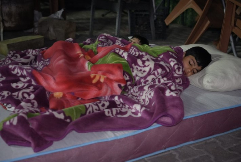 Dünkü depremin merkez üssüydü: Vatandaşlar geceyi dışarıda geçirdi