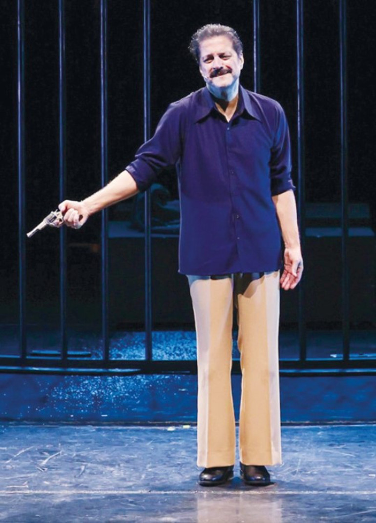 Tarık Akan’a saygı duruşu