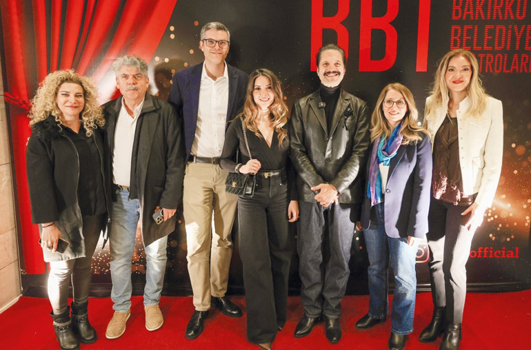 Tarık Akan’a saygı duruşu