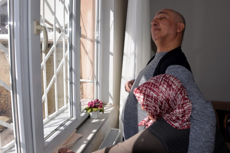 Polis memuruyken engelli kalan oğluna 22 yıldır bakıyor: Gelini bu sözlerle bakmaktan vazgeçmiş | Deftere yazdığını görünce kahroldu