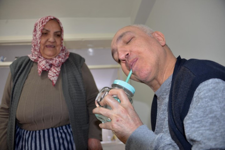 Polis memuruyken engelli kalan oğluna 22 yıldır bakıyor: Gelini bu sözlerle bakmaktan vazgeçmiş | Deftere yazdığını görünce kahroldu