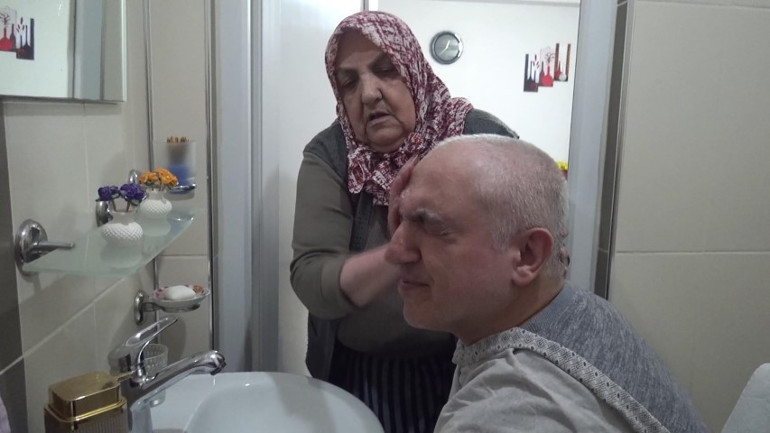 Polis memuruyken engelli kalan oğluna 22 yıldır bakıyor: Gelini bu sözlerle bakmaktan vazgeçmiş | Deftere yazdığını görünce kahroldu