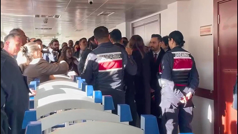  Duruşma salonu önünde gerginlik