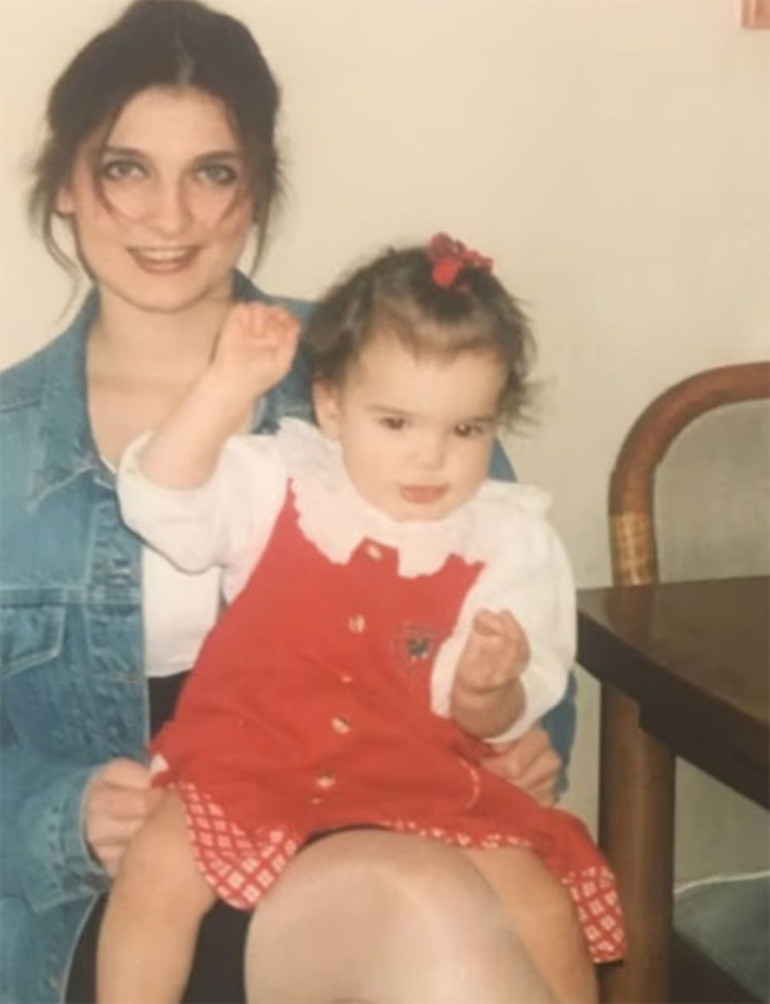 Ünlü şarkıcı büyüyünce babasının kopyası olmuş