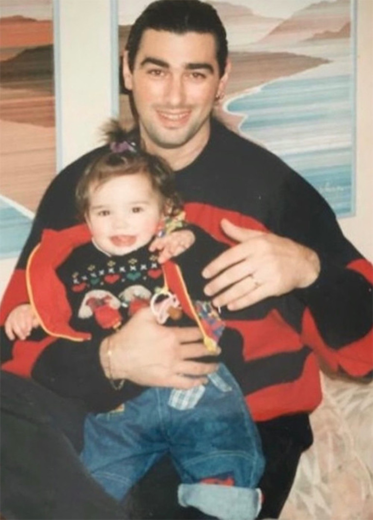 Ünlü şarkıcı büyüyünce babasının kopyası olmuş