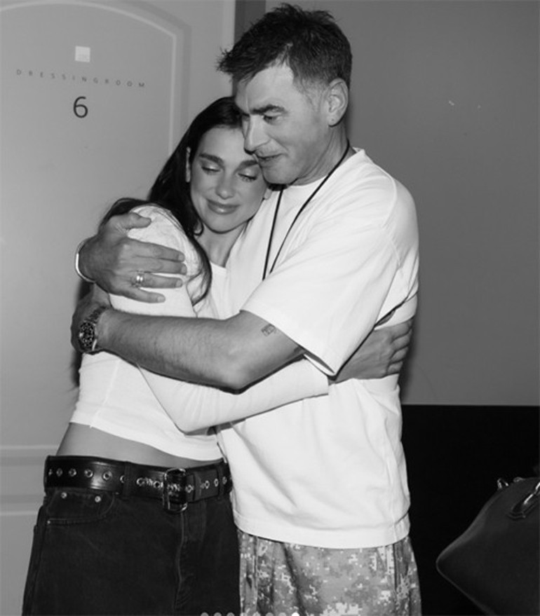 Ünlü şarkıcı büyüyünce babasının kopyası olmuş