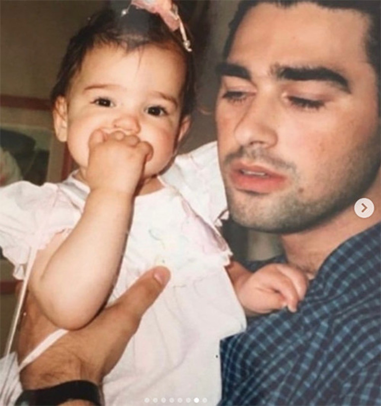 Ünlü şarkıcı büyüyünce babasının kopyası olmuş