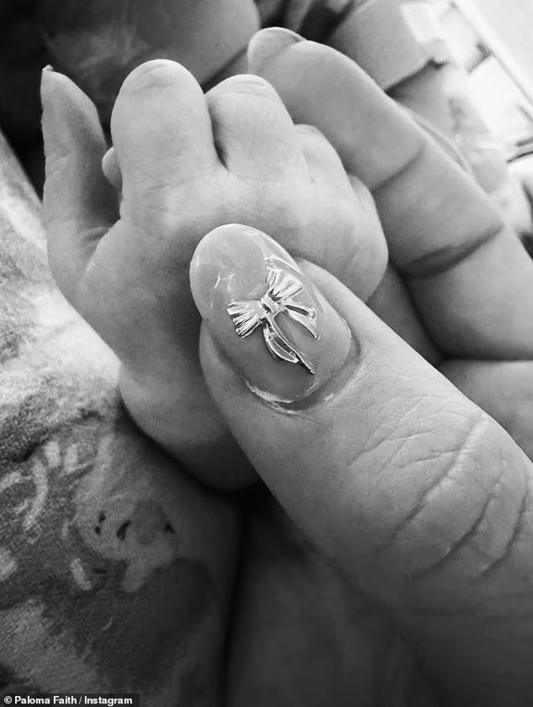 Ünlü şarkıcı anne oldu… 44 yaşında 3’üncü bebek ‘Yoğun bakımdan çıktık, iyiyiz’