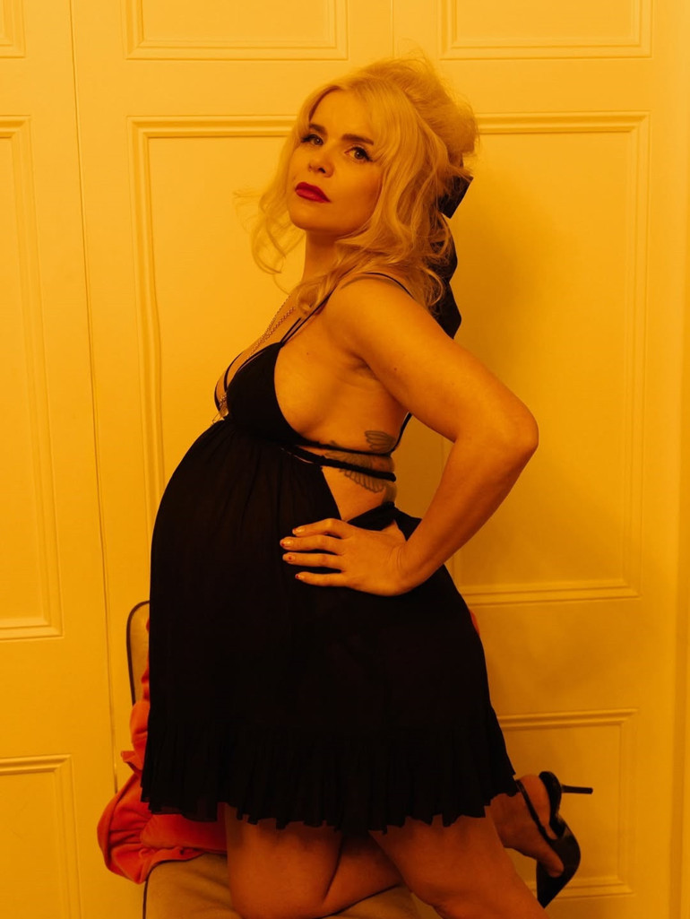 Ünlü şarkıcı anne oldu… 44 yaşında 3’üncü bebek ‘Yoğun bakımdan çıktık, iyiyiz’