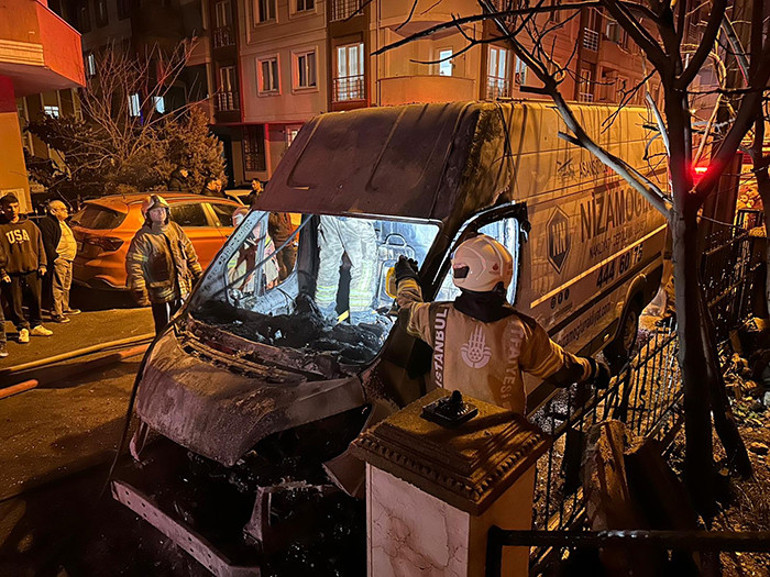 Maltepede park halindeki 3 araç yandı