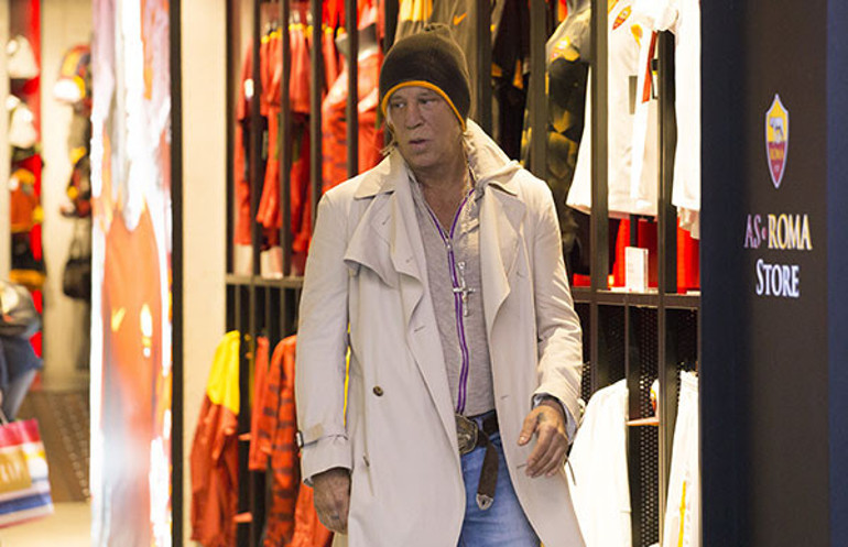 En tepeden en dibe düştü… Sinemanın parlak yıldızı sönüp gitti… Kirasını ödeyemediği evinden atıldı