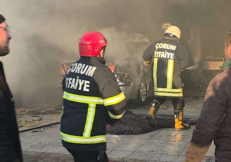 Otomobil tamir sırasında alev alev yandı