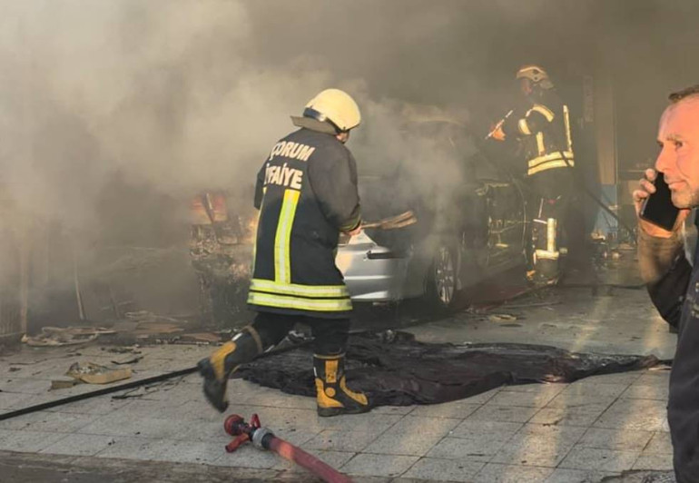 Otomobil tamir sırasında alev alev yandı