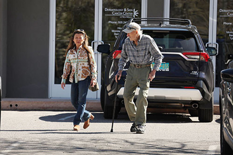 Çocukları milyonluk miras için birbirine girdi... Ünlü oyuncunun bir mezar taşı bile yok... Baş ucunda bir deniz kabuğu