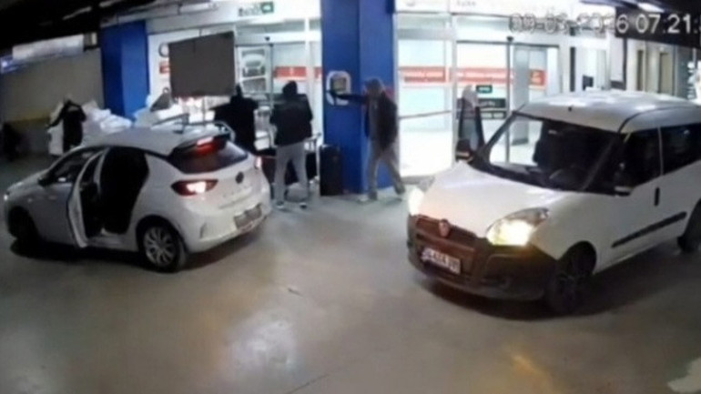 24 milyon TL’yi bir dakikada çaldılar: Kaçarken panik olup araçları ile birbirlerine çarptılar