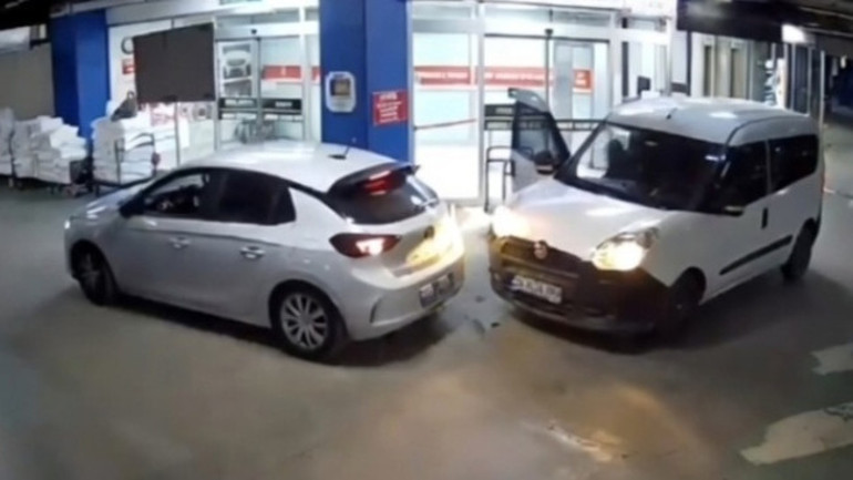 24 milyon TL’yi bir dakikada çaldılar: Kaçarken panik olup araçları ile birbirlerine çarptılar