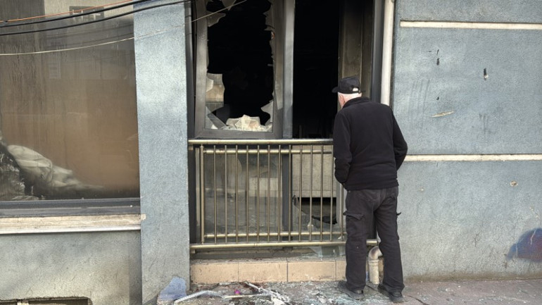 Üst kattaki komşusuna kızdı, kendi yatak odasını yaktı