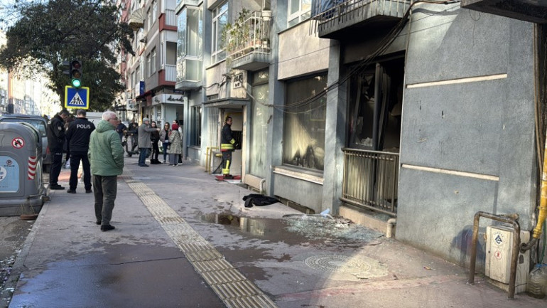 Üst kattaki komşusuna kızdı, kendi yatak odasını yaktı