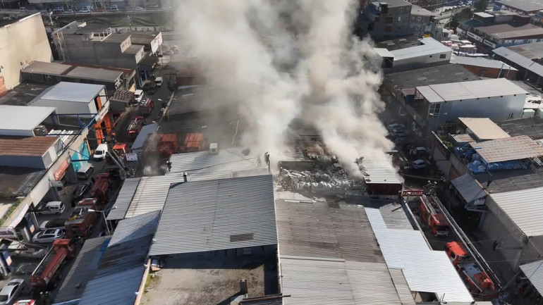 Zeytinburnu Demirciler Sitesinde yangın Ekipler müdahale ediyor