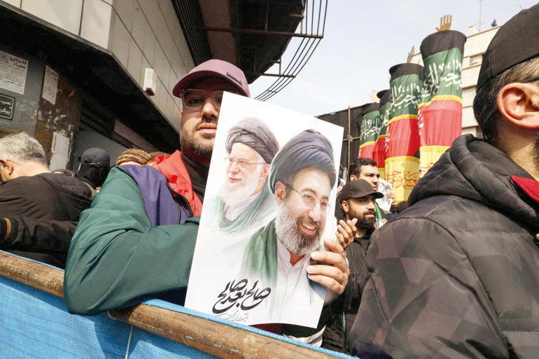 Yaralı olduğu söylenen Mücteba ortada yok ama posterleri her yerde