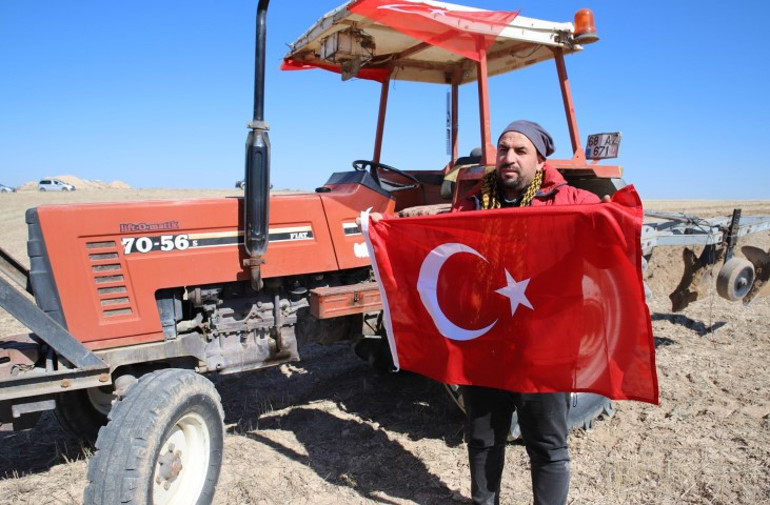 Aksaraylı çiftçiden tarlaya anlamlı yazı