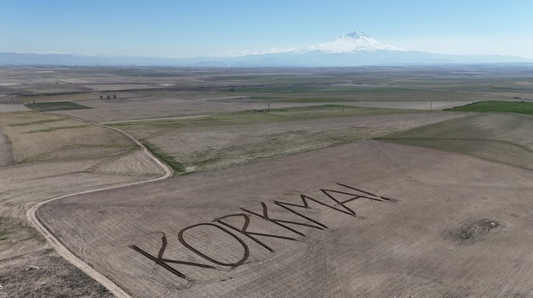 Aksaraylı çiftçiden tarlaya anlamlı yazı