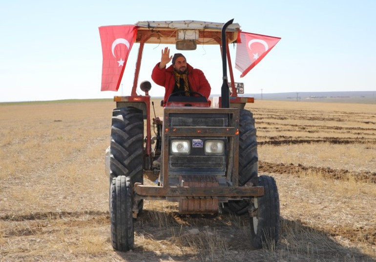 Aksaraylı çiftçiden tarlaya anlamlı yazı