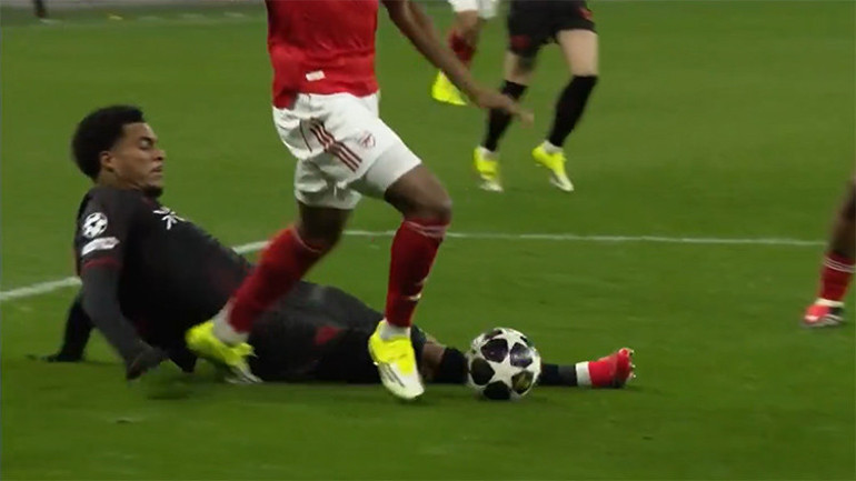 Halil Umut Melerin son dakika penaltı kararı ortalığı karıştırdı Kendini yere attı, penaltı değil