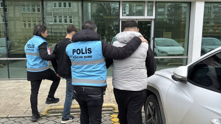  3 polis görevden uzaklaştırıldı