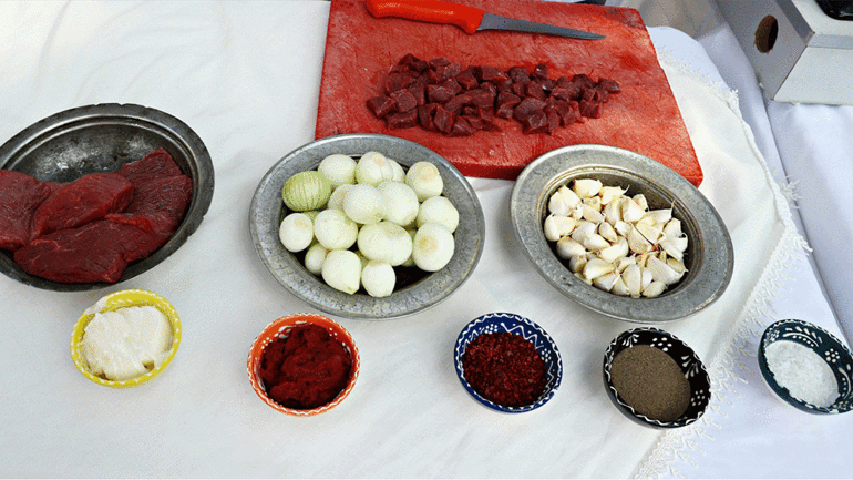 Sarımsaklı et nasıl yapılır Çankırının meşhur sarımsaklı et yemeği tarifi