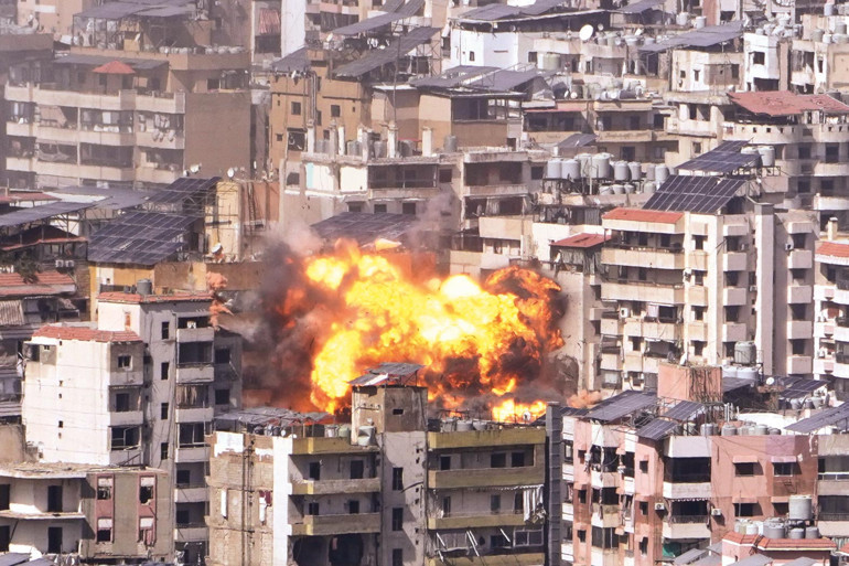 Savaşta 14. gün... Füzeler vurdukça petrol alev alıyor