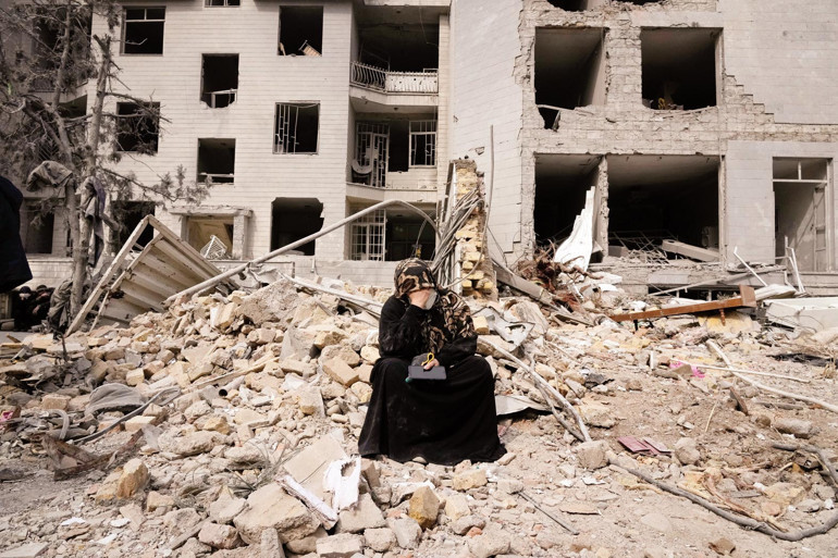 Savaşta 14. gün... Füzeler vurdukça petrol alev alıyor