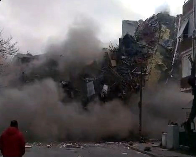 Avcılar’da 5 katlı bina yıkım sırasında çöktü: O anlar kamerada