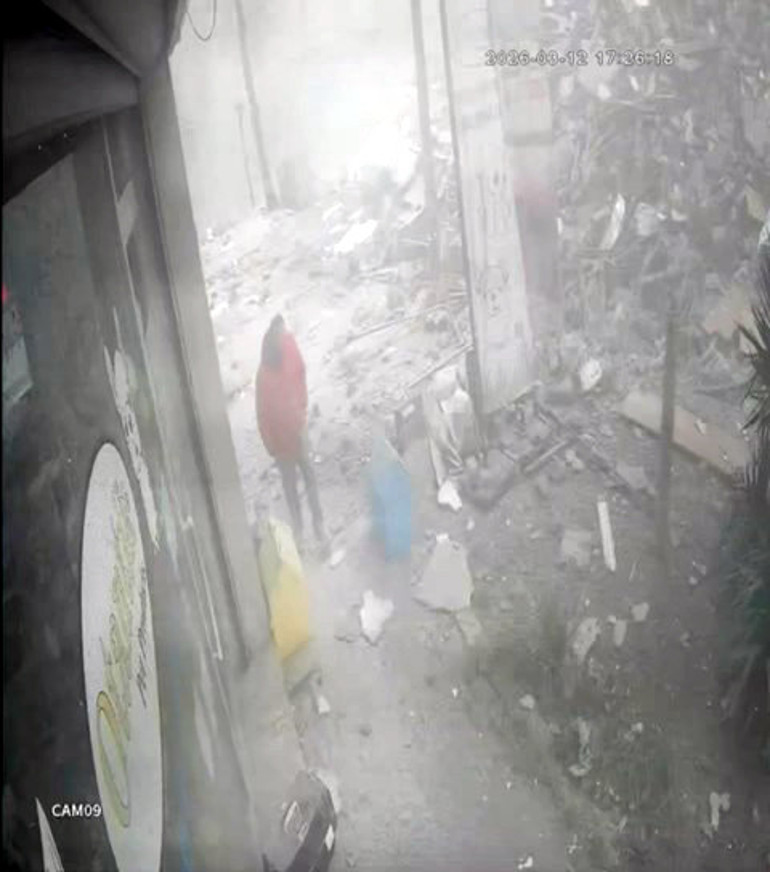 Avcılar’da 5 katlı bina yıkım sırasında çöktü: O anlar kamerada